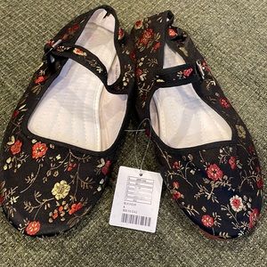 Nin Hao black floral flat shoes (sz 8)
